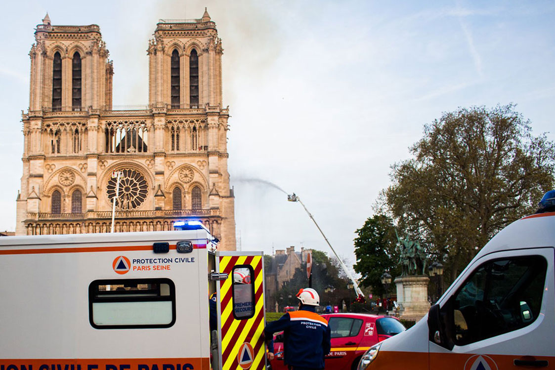 Secours-protection-civile-Paris-Notre-Dame-2